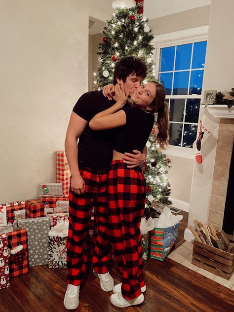 Christmas Couple Photos, Christmas Couple Pictures, Matching Christmas Outfits, Couple Matching Outfits, Couples Christmas, Couple Fits, Cute Date Ideas, Couple Pajamas, Cute Couple Outfits