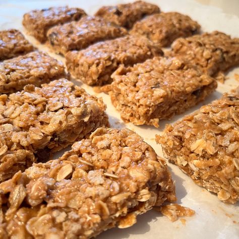 Chewy, sweet, satisfying, and the perfect texture! Make these granola bars for a filling breakfast option or healthy grab-and-go snack. Bonus, they are toddler approved! There came a time when my t… Diy Granola Bars Healthy, Diy Granola Bars, Granola Bar Recipe Chewy, Healthy Granola Bars, Chewy Granola Bars, Granola Recipe Bars, Chewy Granola, Filling Breakfast, Honey Oatmeal