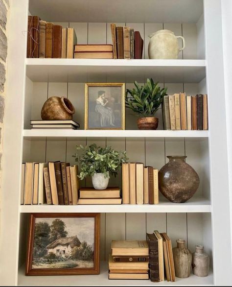 Styling Bookshelves, Shelf Decor Living Room, Styling Shelves, Decorating Bookshelves, Bookshelves In Living Room, Bookcase Styling, Bookcase Decor, Bookshelf Styling, Living Room Shelves