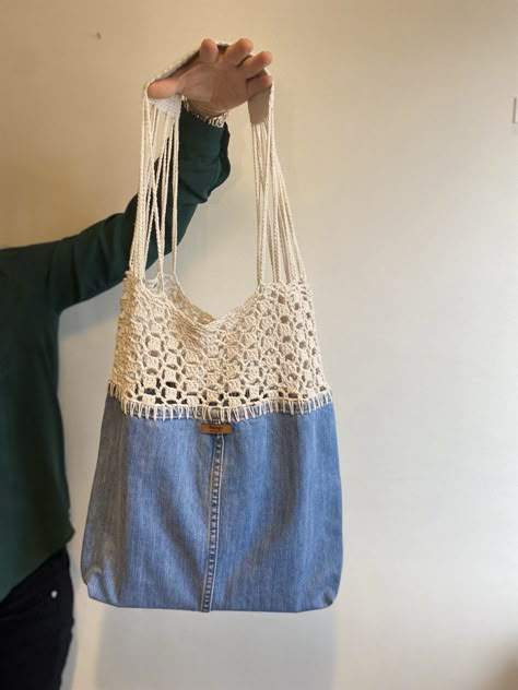 Unique, handmade beige recycled denim bag for women. Perfect for everyday use or to carry your Recycled Denim Tote, Artisanats Denim, Jean Purses, Denim Bag Diy, Denim Crafts Diy, Crochet Backpack, Crochet Market Bag, Crochet Handbags Patterns, Upcycle Jeans