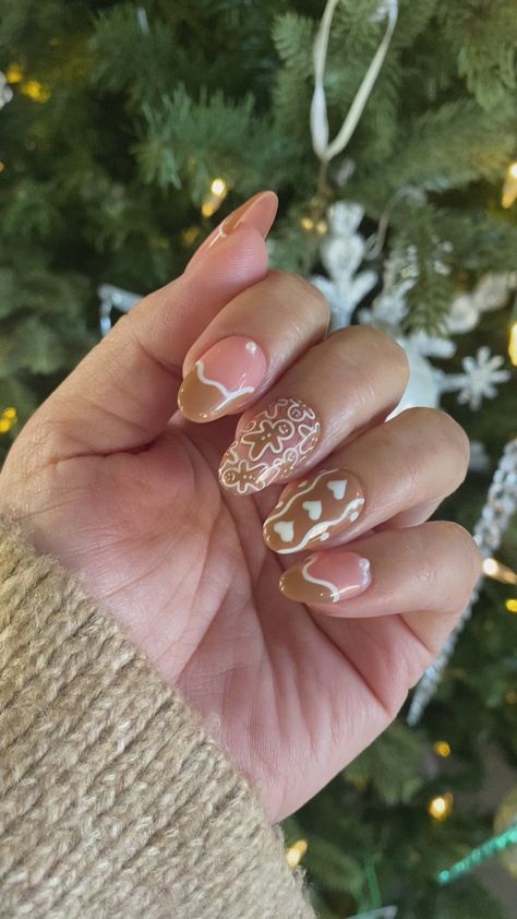 Gingerbread Nails Design, Christmas Nail Ideas Gingerbread, Short Easy Christmas Nail Designs, Gingerbread Nails Almond, Christmas Nails With Gingerbread, Christmas Nail Gingerbread, Gingerbread Nails Simple, Easy Gingerbread Nails, Cute Gingerbread Nails