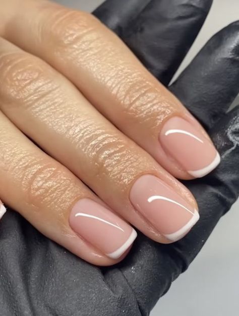 21 Trendy Micro French Nails For Chic & Delicate Nail Art Micro French Nails, Delicate Nail Art, French Manicure Short Nails, Nail Artwork, French Manicure Nails, Subtle Nails, Latest Nail Art, Neutral Nails, Bridal Nails