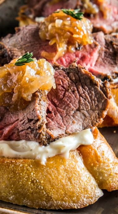 Brushetta Recipe Steak, Holiday Steak Bruschetta, Steak Horderves, Steak Bruschetta Recipe, Bruchetta Appetizers Steak, Appetizer Recipes Beef, Steak Baguette Appetizer, Steak Bruschetta Appetizers, Steak Canapes