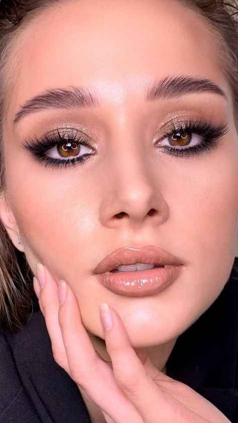 Shinny Makeup Look, Subtle Glam Makeup, Dresses Runway, Jewelry Nails, Paris Nails, Celebrity Makeup Looks, Casual Makeup, Barbie Makeup, Formal Makeup