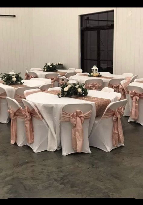 Old Rose Theme Debut, Dark Pink Quinceanera Theme, Rose Gold Xv Decorations, Rose Gold Quince Dresses Blush Pink, Rose Gold Quince Decorations, Pink White And Gold Quinceanera, Quince Decorations Simple, Pink Quince Table Decorations, Rose Gold Quinceanera Decorations Main Table