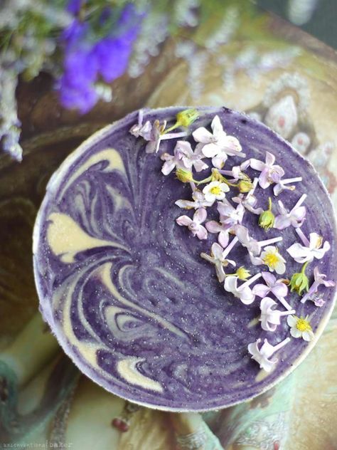 Lilac Dream Cheesecake Recipe Beltane Feast, Eatable Flowers, Flowers Recipes, Edible Flowers Cake, Raw Cheesecake, Edible Flowers Recipes, Vegan Wedding Cake, Flower Recipes, Floral Dessert