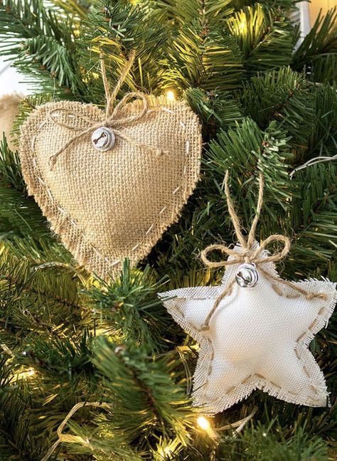 Christmas Tree Topper Rustic, Natal Boho, Diy Rustic Christmas, Burlap Christmas Ornaments, Christmas Diy Kids, Burlap Christmas Tree, Rustic Christmas Ornaments, Diy Christmas Ornaments Easy, Tree Theme