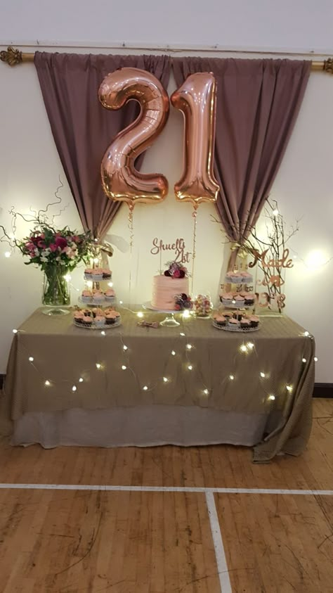 21st Birthday Table Decorations, Rose Gold Party Theme, Cake Table Decorations Birthday, 21 Birthday Party Decorations, 21st Party Decorations, 15th Birthday Party Ideas, Gold Birthday Party Decorations, Rose Gold Table, Birthday Party Table Decorations