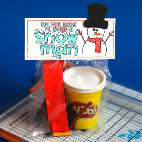 Snowman kit with free printables - A girl and a glue gun Playdoh Snowman Kit, Playdough Snowman Kit, Christmas Classroom Crafts, Playdough Snowman, Kids Christmas Party Ideas, Classroom Christmas Party, Snowman Kit, Snowman Party, Printable Snowman