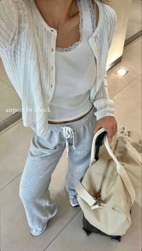 Comfy Outfits Travel, Airport Outfit Inspiration, Pretty Outfits Casual Comfy, Cute Comfy Outfits Aesthetic, Chic Travel Outfit Airport Style, Comfy Outfits Aesthetic, Aesthetic Comfy Outfits, Stylish Comfy Outfits, Aeroplane Outfit