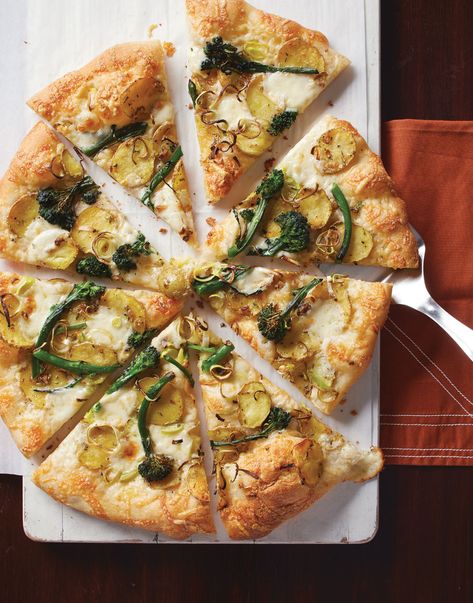 Rosemary-Potato Pizza with Gruyère Recipe Rosemary Pizza, Pizza Gourmet, Italian Potatoes, Heart Healthy Recipes Low Sodium, Perfect Pizza Dough, Recipes Low Sodium, Potato Pizza, Rosemary Potatoes, Pizza Calzone