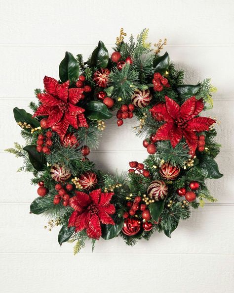 Festive Christmas wreath ideas that look amazing placed on the front door. Diy Door Reefs, Homemade Christmas Wreaths, Outdoor Christmas Wreaths, Poinsettia Decor, Large Christmas Wreath, Christmas Wreath Decor, Christmas Wreath Craft, Door Ornament, Christmas Wreaths & Garlands