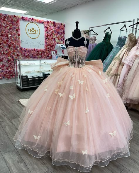 Butterfly Quince Dress, Butterfly Quinceanera Dress, Light Pink Quinceanera Dresses, Rose Gold Quinceanera Dresses, Gaun Abad Pertengahan, Quinceanera Pink, Quinceanera Themes Dresses, Pink Quince, Quinceanera Dresses Gold