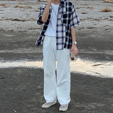 How To Style Baggy Pants Men, White Baggy Pants Outfit Men, White Flannel Outfit, Ootd Boy, Flannel Outfits Men, Baggy Pants Men, Charlie Conway, Baggy Pants Outfit, Oversized Shirt Outfit