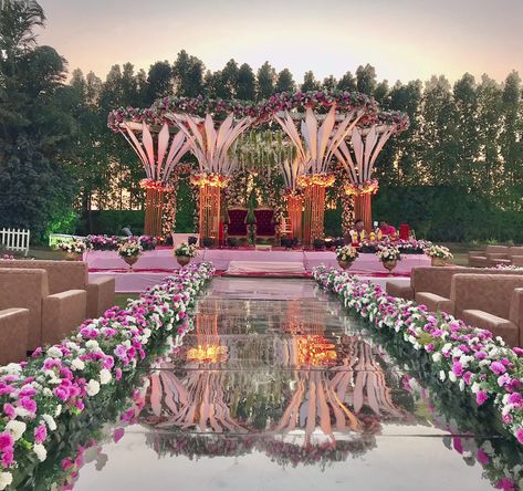 Vidhi Mandap Indian Weddings, Couple Entry Ideas Wedding, Wedding Decor Business, Couple Entry, Vidhi Mandap, Mirror Entry, Mandap Ideas, Shaadi Decor, Marriage Hall