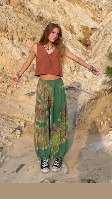 Harem Trousers Outfit, How To Style Harem Pants, Flowy Hippie Outfits, Hippie Outfit Inspiration, Hippy Festival Outfit, Hippe Outfit Aesthetic, Rustic Style Clothes, Soft Hippie Aesthetic, Tie Dye Pants Outfit