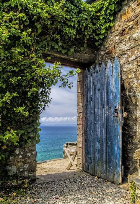 What a wonderful world… – CHÂTEAU DES RÊVES Spain Bathroom, Stone Doorway, Italian Gardens, European Doors, Painted Driftwood, Istoria Artei, Beautiful Windows, Open Door, Blue Door