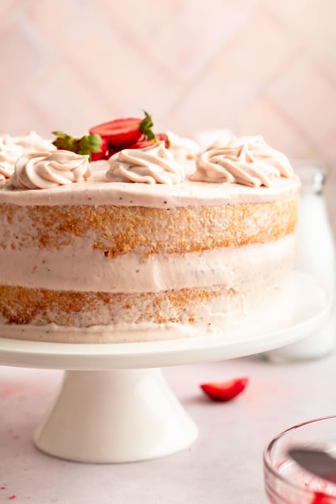 Pink Vanilla Cake, Summer Bakery Treats, Strawberry Vanilla Cake Recipe, Cakes With Filling Inside, Layered Strawberry Cake, Strawberry Valentines Cake, Strawberry Vintage Cake, Light Cake Ideas, Light Cake Recipe