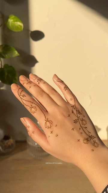 Shamsa Sajjad-Islamabad/Rawalpindi Professional Henna Artist on Instagram: "Minimal Lotus Bail 🪷🍃  Natural henna used @kolachimehndi  ________________________________ #mehndi #mehndidesigns #mehndiaesthetic #hennablog #henna #hennadesigns #lotushenna #hennatattoo #mehndi #mehndiartist #mehndiinspiration #mehndinspo #sharjahhenna #rawalpindimehndiartist  #dubaihennaartist  #hennalookbook #eidmehndi #islamabadhennaartist #eidhenna2024 #islamabadhennaartist #eidhenna #lotushenna #mehndi2024 #trendinghenna #mandalahennadesign #whitehenna #islamabadmehndiartist #islamabadmehndidesigns #dubaihenna #inspirationalhenna" Mehandi Lotus Design, Lotus Mehndi Design Minimal, Minimal Back Hand Mehndi Designs, Simple Flower Mehendi, Minimal Aesthetic Mehndi Designs, Pretty Henna Designs Simple, Lotus Henna Design, Bail Mehndi Design, Lotus Mehendi