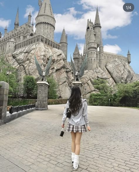 Universal Studio Poses, Universal Studios Florida Outfits, Universal Studios Poses, Orlando Pics Ideas, Universal Studio Pictures Ideas, Tokyo Disney Outfits, Universal Studios Japan Aesthetic, Universal Studios Japan Outfit, Universal Studios Picture Ideas