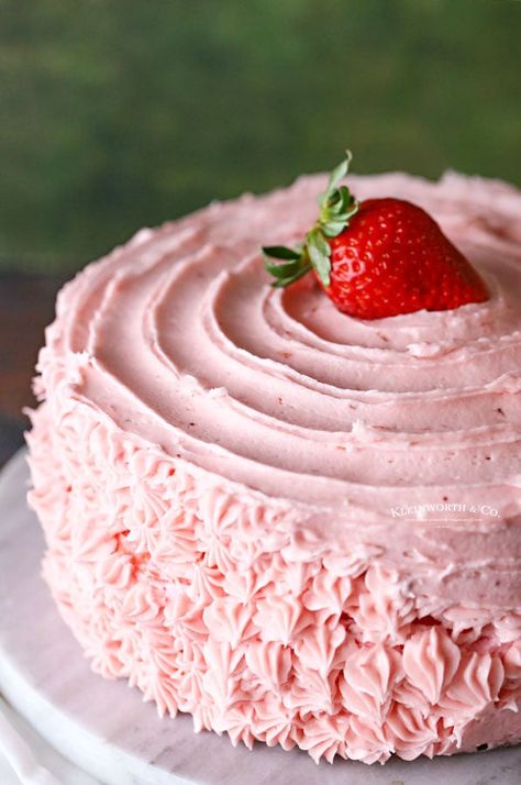 Bob Evans Strawberry Pie Recipe, Easy Strawberry Cake Recipe, Strawberry Cake Mix Recipes, Strawberry Cake From Scratch, Easy Strawberry Cake, Homemade Strawberry Cake, Strawberry Vanilla Cake, Strawberry Cake Recipe, Strawberry Buttercream Frosting