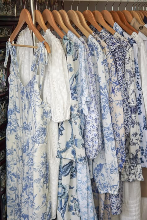 Blue and white style - toile de jouy, floral White Blue Dress Outfit, Blue And White Summer Dress Outfit, Blue And White Pattern Dress, White And Blue Summer Dress, White And Blue Party Outfit, White And Blue Summer Outfit, Blue White Summer Outfit, Blue Floral Outfit, Blue And White Dress Aesthetic