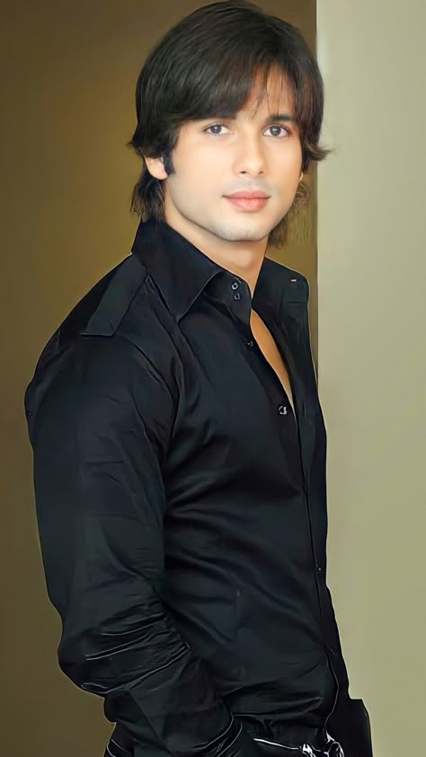 Shahid Kapoor Hairstyle, Aditya Kashyap, Age Gap Love, Mens Hair Style, Ok Jaanu, Beautiful Landscape Pictures, Jab We Met, Wing Tattoo Men