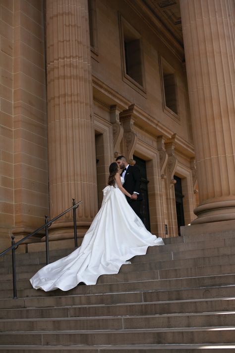 Elegant Wedding Photoshoot, Powerful Wedding Photos, Classy Wedding Photoshoot, Family Portrait Wedding Photos, Wedding Photography Elegant, Wedding Photo On Stairs, Royal Wedding Photoshoot, Royal Wedding Pictures, Wedding Pictures Must Have