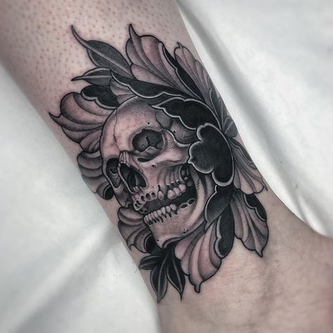 Floral Skull Tattoos, Mexican Skull Tattoos, Bull Skull Tattoos, Skull Tattoo Flowers, Skull With Flowers, New Tattoo Designs, Skull Tattoo Design, Black Work, Skull Tattoos