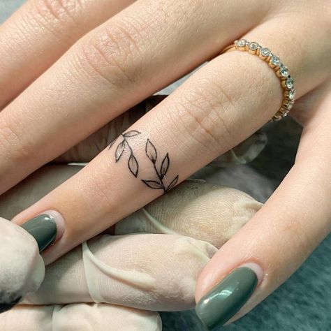 Leaf Finger Tattoo, Vine Ring Tattoo, Finger Tattoo Meaning, Tatoo Ring, Tattoo Leaves, Tatuaje Studio Ghibli, Tattoos About Mom, Finger Tattoos For Couples, Ring Tattoo Designs