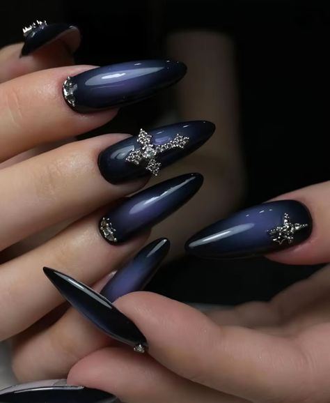 Almond Ideas Nails, Black Blue Acrylic Nails, Gothic Aura Nails, Dark Airbrush Nail, Black Gothic Nail Designs, Black Blue Nails Ideas, Blue Black Acrylic Nails, Nail Blue And Black, Elegant Gothic Nails