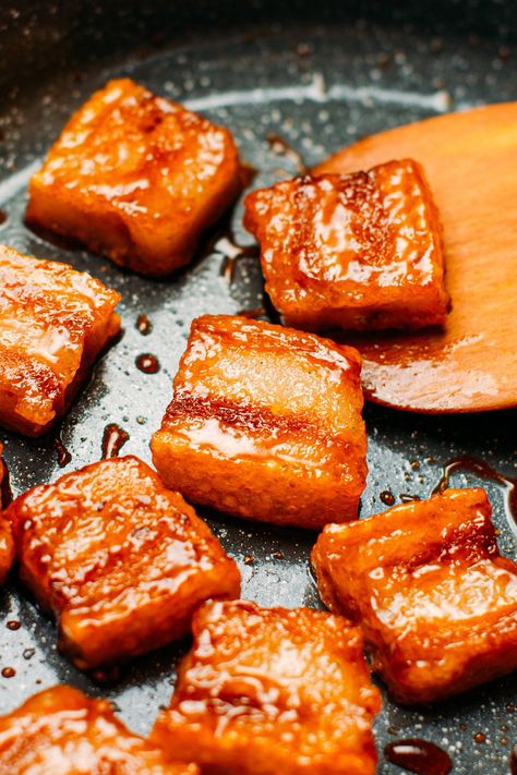 Learn how to make Vegan Roast Pork Belly that is crispy on the outside, chewy on the inside and with layers of (coconut) fat. You will be surprised by how meaty and real it looks and tastes! #vegan #plantbased #vegetarian Vegan Pork, Roast Pork Belly, Pork Roast Recipes, Vegan Roast, Vegetarian Lifestyle, Vegan Meat, Vegan Asian, Roast Pork, Meat Substitutes