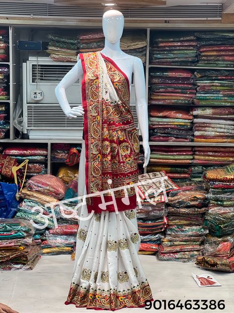 Gujarati Panetar Bridal Saree, White Panetar Lehenga Gujarati, Gujarati Wedding Panetar, Panetar Gujarati Saree, Gujrati Bride Gharchola, Panetar Saree, Gujarati Bride, Gujrati Wedding, Off White Saree