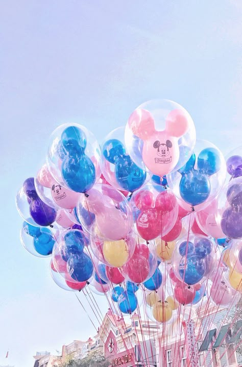 This Is the Most Important Tip You Need Before Going to Disneyland Disney Parque, Disney Balloons, Disney World Pictures, Disney Wallpapers, Disney Phone Wallpaper, Disney Land, Wallpaper Iphone Disney, Disney Castle, Disney Aesthetic