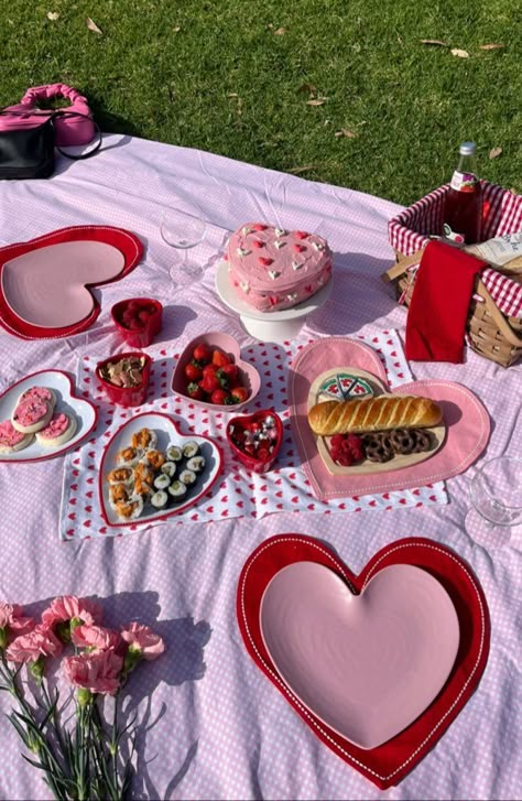 Picnic Date Food, Galentines Day Ideas, Picnic Inspo, Pastel Cupcakes, Picnic Inspiration, Date Recipes, Picnic Birthday, Cute Date Ideas, Galentines Party