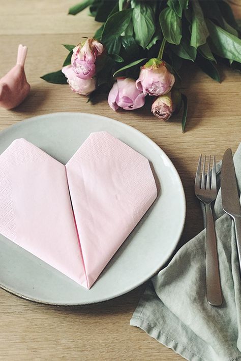 Disse søde hjerteservietter kan bruges i alverdens anledninger - lige fra valentinsdag eller mors dag til en hyggelig middag med venner. Klik ind og lær at folde de enkle og søde servietter. Christmas Napkin Folding Tutorials, Diy Napkin Folding, Christmas Tree Napkin Fold, Napkin Folding Tutorial, Christmas Napkin Folding, Traditional Christmas Dinner, Easy Napkin Folding, Paper Napkin Folding, Creative Napkins