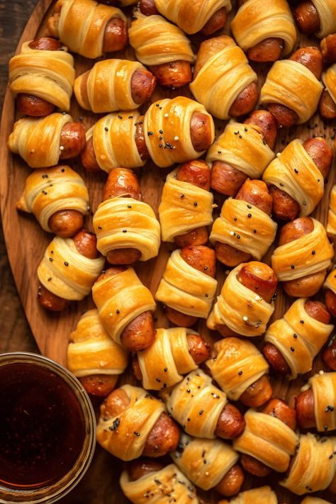 Finger Food Party Buffet, Bday Snacks Ideas, Pigs In A Blanket Aesthetic, Baby Shower Sliders, Savoury Tea Party Food, Party Food Finger Foods, Friends Giving Food Idea, Hot Food Platters, Cute Snack Ideas For Parties