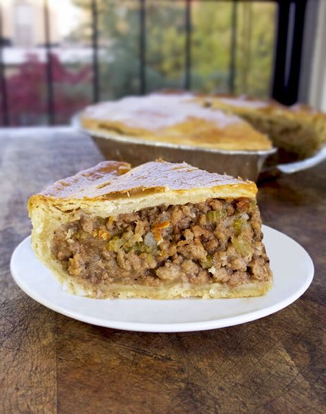 A healthy spin on a traditional French Canadian tourtiere (meat pie) recipe made with ground turkey. Perfect for Thanksgiving dinner or winter comfort food! Canadian Meat Pie, French Meat Pie, French Meat, Turkey Pie, Meat Pie Recipe, Canadian Recipes, Canadian Thanksgiving, Savoury Pies, French Canadian