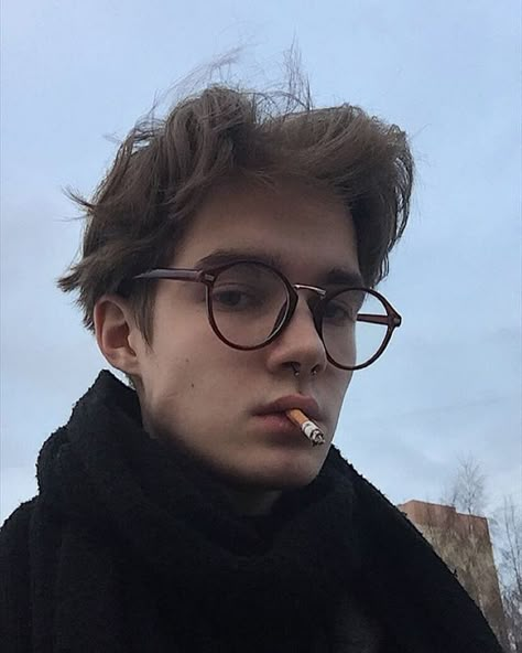 Dark Academia Men, Brown Hair Boy, Blonde Hair Boy, Boys Glasses, Photographie Portrait Inspiration, Aesthetic Boys, Grunge Look, Aesthetic Boy, Shatter Me