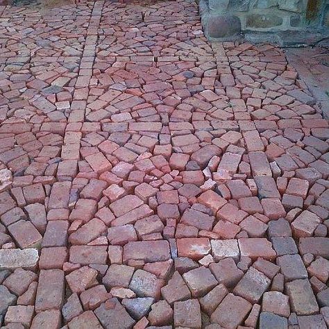 paving with broken and half bricks, concrete masonry, Fill in gaps between circles with smaller broken brick to get this effect Chic Mudroom, Brick Patterns Patio, Brick Pathway, Paving Ideas, Brick Path, Mudroom Organization, Brick Walkway, Paver Walkway, Brick Patio