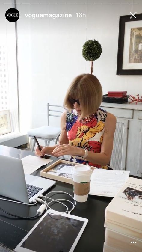 Anna Wintour Anna Wintour Aesthetic, Anna Wintour Office, Anna Wintour Outfits, Inventing Anna, Anime Nana, Runway Magazine, Office Commercial, Classic Doors, Magazine Vogue