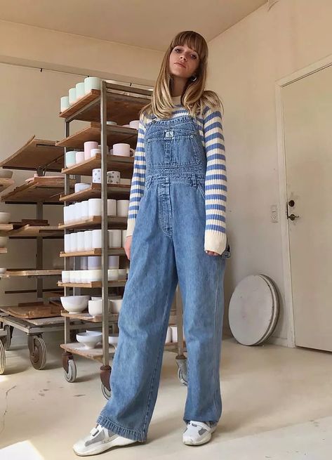 10 Best Dungarees For Women 2021: Designer Denim Dungarees Dangri Denim Women, Outfit Salopette Jeans, Salopette Outfit, Denim Overalls Outfit, Dungarees Outfits, Dungaree For Women, Dungaree Outfit, Overalls Outfits, Jumpsuit Denim