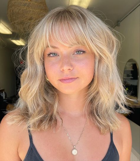 Natural blonde, with medium length hair, and wispy bangs. Your next inspo pic for your hair stylist. Franje Pony, Bang Inspiration, Bang Inspo, Kids Haircuts, Bangs Style, Blonde Hair With Bangs, Hair Adviser, Haircut Inspo, Bangs With Medium Hair