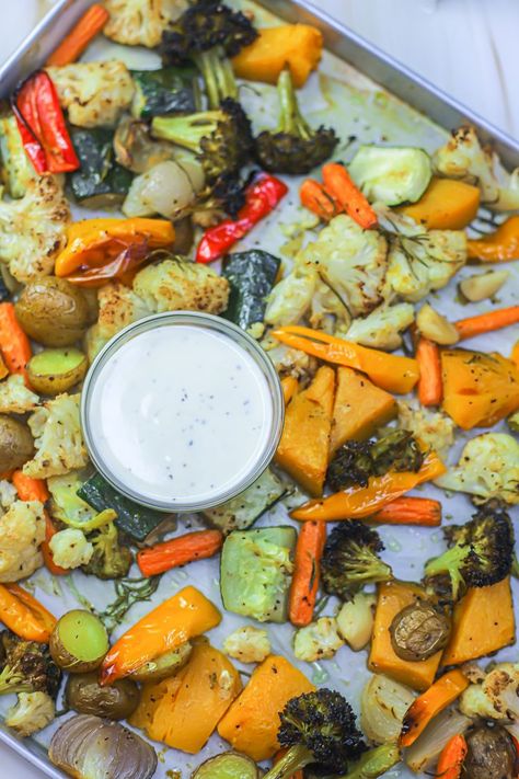 If you are not into vegetables, these Roasted Vegetables with Creamy Garlic Dressing are gonna be a game changer. It’s just hard to go wrong with roasted vegetables, the type that has been well seasoned and browned to such delicious perfection and obviously there is that sauce that you’ll want to spoon on everything! Roasted Vegetable Dressing, Dip For Roasted Veggies, Dressing For Roasted Vegetables, Sauce For Roasted Vegetables, Kitchenette Recipes, Creamy Garlic Dressing, Yoghurt Dressing, Garlic Dressing, Garlic Sauce Recipe