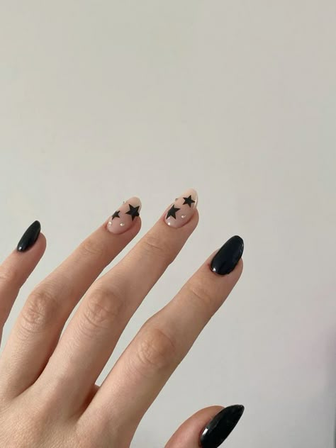 Simple Nails Stars, Alt Nail Inspo Almond, Nails Inspiration 2024, Emo Gel Nails, Star Black Nails, Short Almond Shaped Nails Designs, Easy Black Nail Designs, Nail Ideas Stars, Simple Nails Black