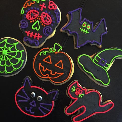 Neon Halloween Cookies, Halloween Spritz Cookies, Halloween Buttercream Cookies, Sugar Cookie Halloween, Decorated Halloween Cookies, Halloween Sugar Cookies Decorated, Cookie Halloween, Galletas Halloween, Buttercream Cookies