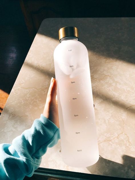 water - bottle -cute #waterbottle #cute #glowup #drinkツ Thermo Mug, Trendy Water Bottles, Fotografi Vintage, Cute Water Bottles, Best Water Bottle, Head In The Clouds, 2022 Vision Board, Botol Air, Glass Water Bottle