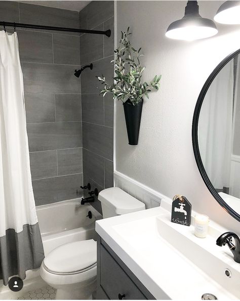 Like these big grey tiles for master shower Apartment Bathroom Design, Makeover Kamar Mandi, Small Bathroom Interior, Decor Baie, Bad Design, Upstairs Bathrooms, Apartment Bathroom, Diy Bathroom Decor, Small Bathroom Design