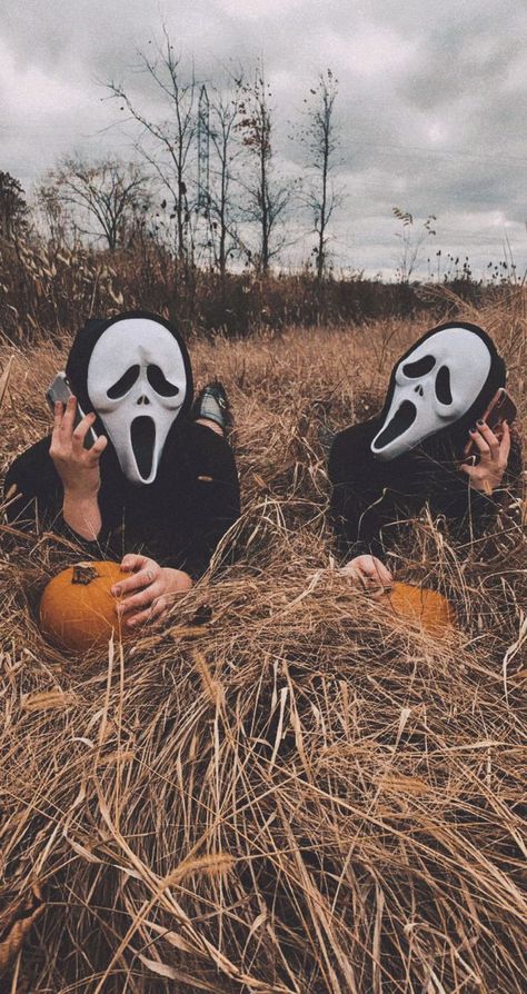 Funny Halloween Costumes For Kids, Mask Photoshoot, Spooky Halloween Pictures, Spooky Pictures, Ghost Face Mask, Halloween Parejas, Horror Photos, Pumpkin Pictures, Scream Halloween