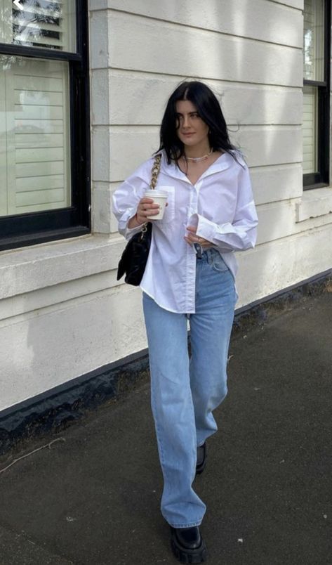 White Shirt And Jeans Outfit Casual, T Shirt Poses Women, Jeans Outfit Poses, Spring Day Outfits Women, Jeans And Shirt Outfit Woman, White Shirt Jeans Outfit, White Shirt Aesthetic, Summer Jeans Outfit, White Shirt And Jeans Outfit